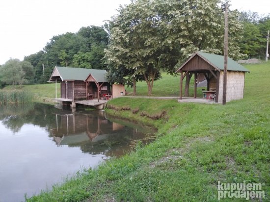 Izdaje  se   Plac  74  ara   Veliki  Crljeni  Lazarevac